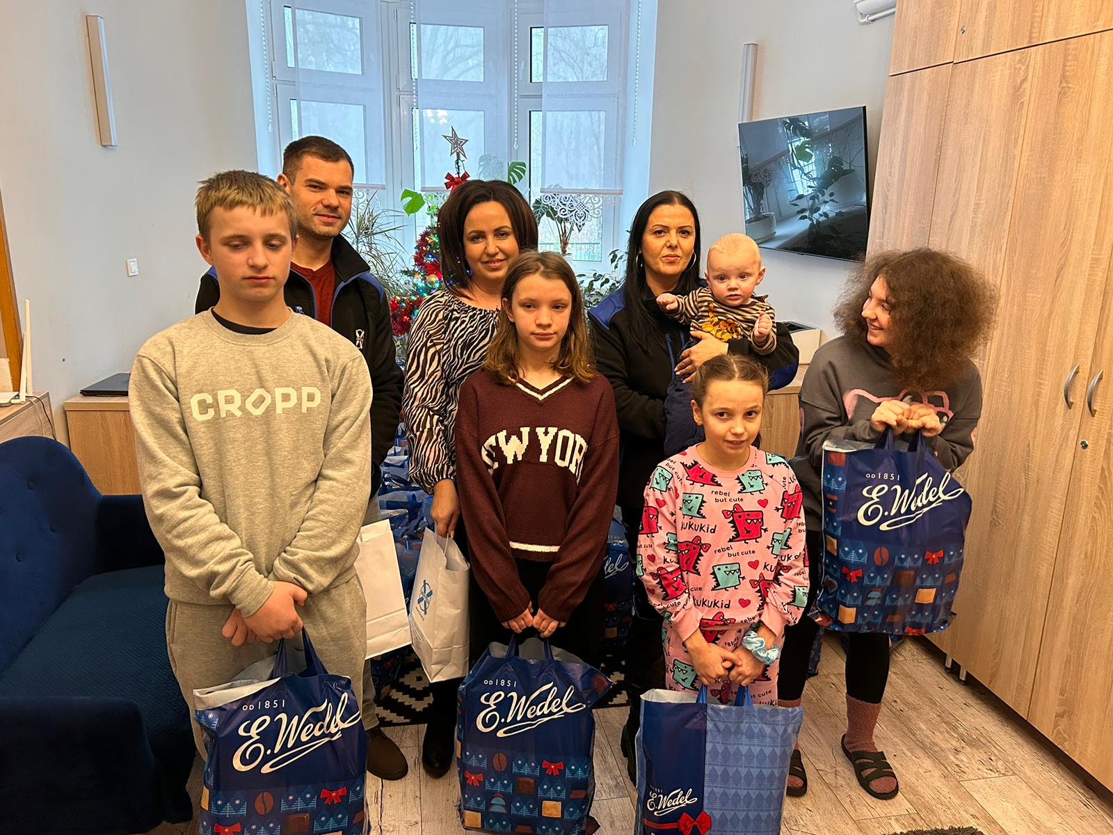 Świąteczne paczki dla wychowanków Domu Dziecka w Małachowie